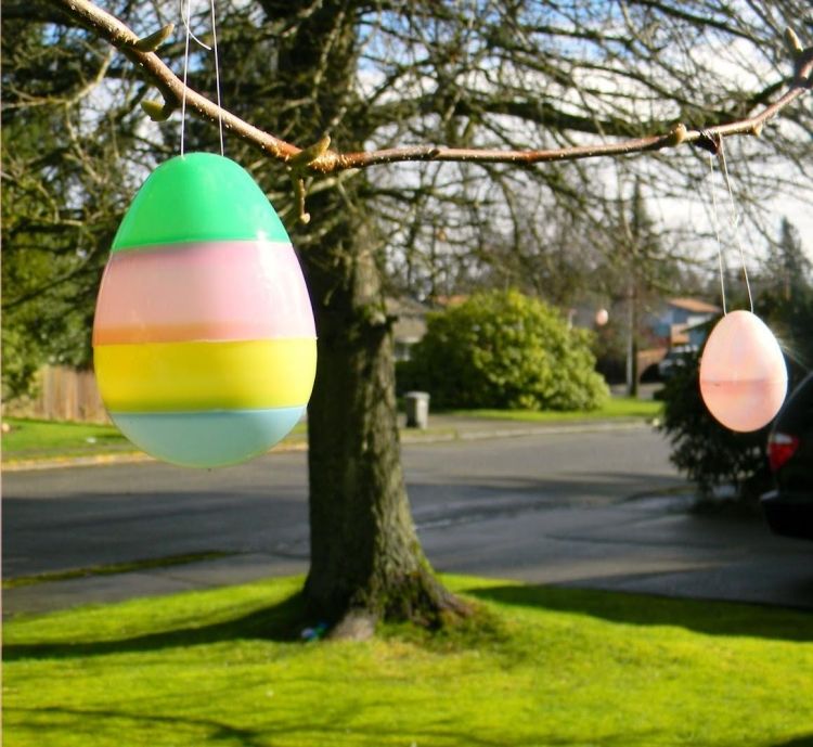 påsk-dekoration-trädgård-idéer-utanför-plast-påsk-ägg-hängande-träd