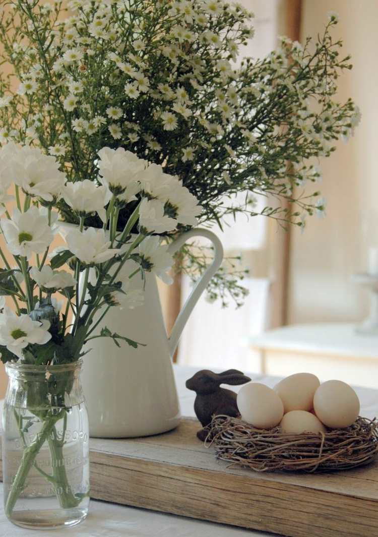 rustika dekorationsidéer för påskvit-blomma-vaser-påskbo-ägg