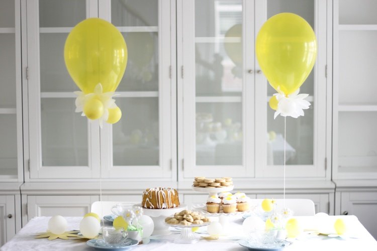 Påsk dekoration med ballonger tinker bord dekorera gult