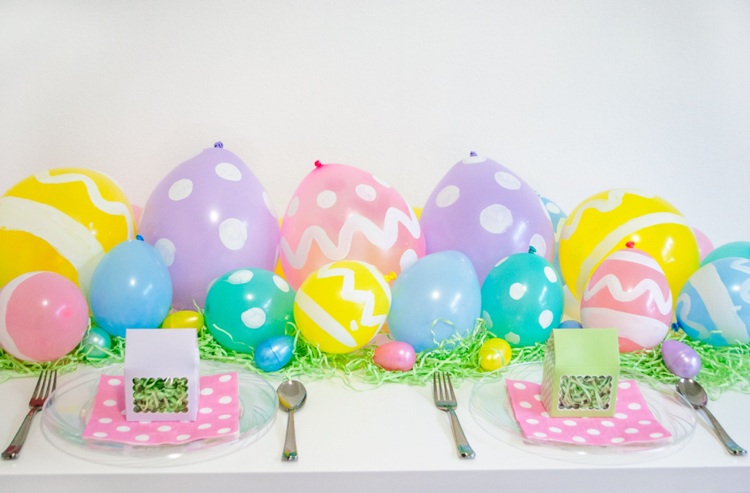 Påsk dekoration med ballonger tinker bord dekorera pastellfärgade påskägg