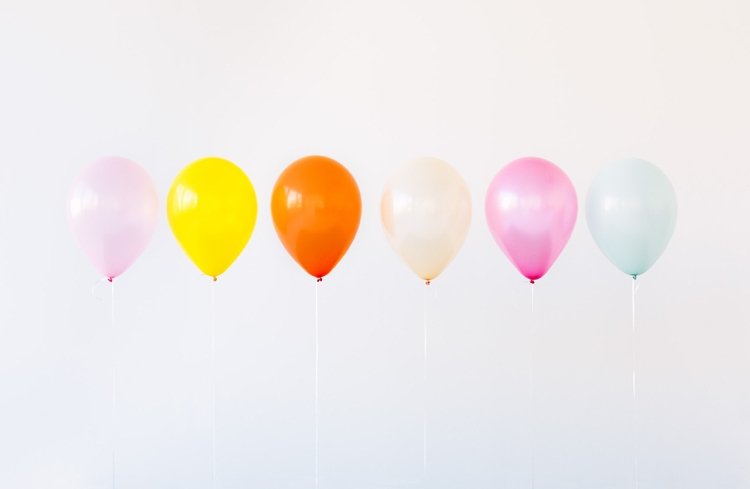 pyssla med ballonger påskdekoration gott humör vårdekorera idéer