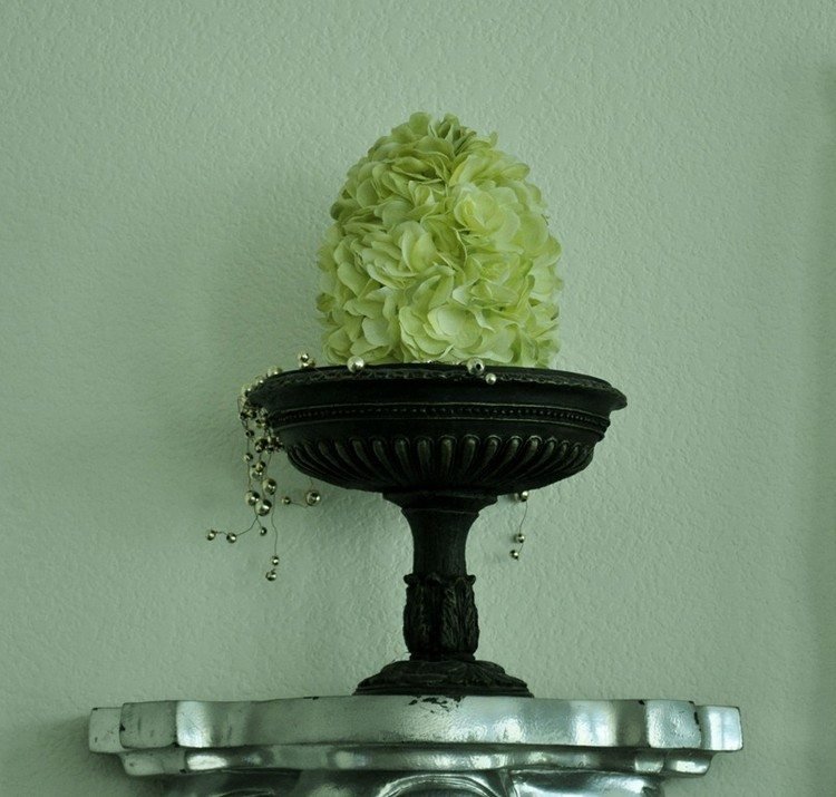 Påskdekoration-gör-det-själv-pyssel-idéer-siden-blommor-grön-frigolit-klibbar