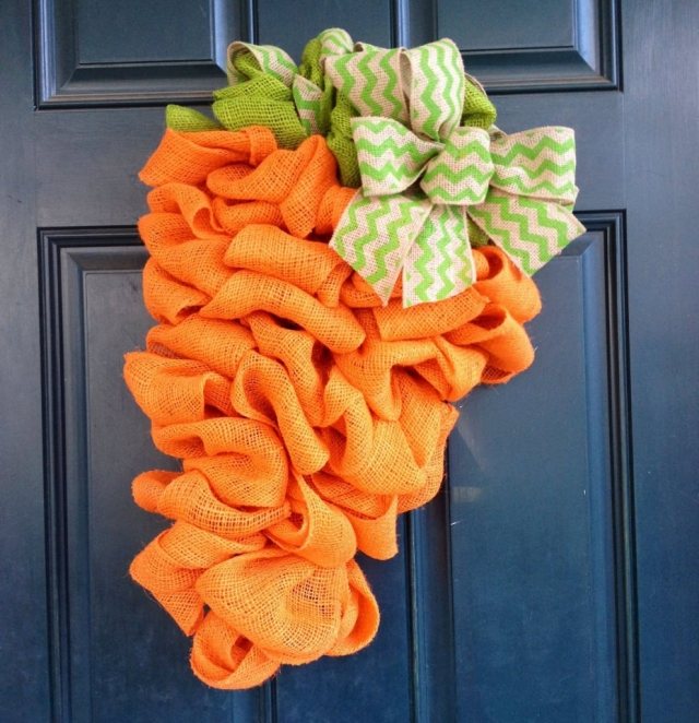 Påsk-dekoration-gör-det-själv-linne-band orange morot ytterdörr