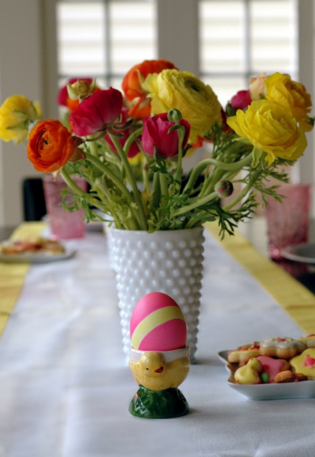 Påskdekoration-idéer-bord-blommor-pioner-äggkoppar kycklingar