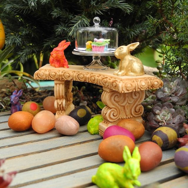 påsk dekoration idéer trädgård bord kanin figurer tårtställ glas sten ägg