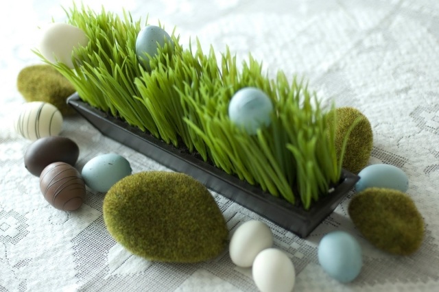 Påsk-dekoration-idéer-gör-det-själv-mossa-ägg-gräs-bord