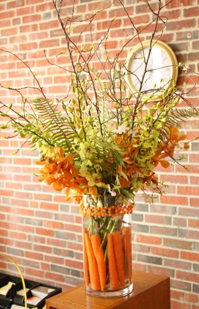Påsk-dekoration-gör-det-själv-blomma-vas idé kvistar morötter