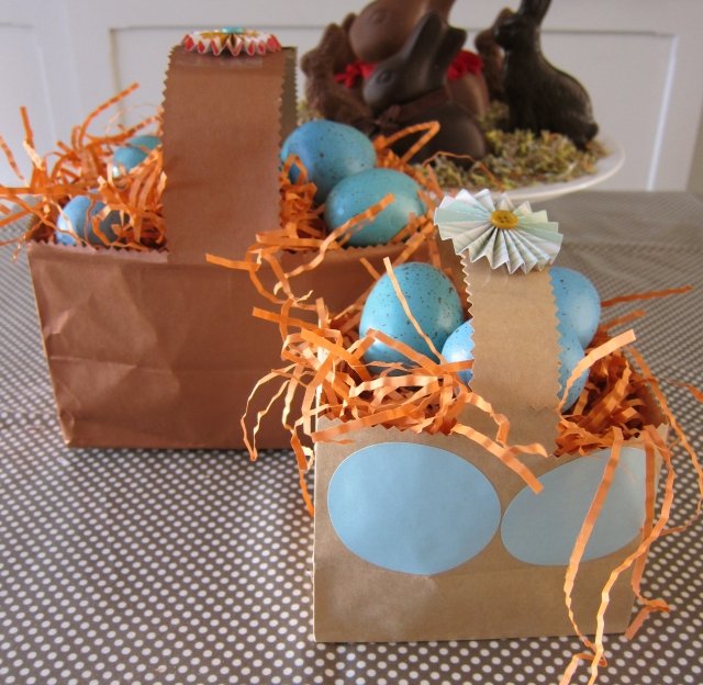 påskpyssel-idéer-påskkorg papperspåse orange gräs blå ägg
