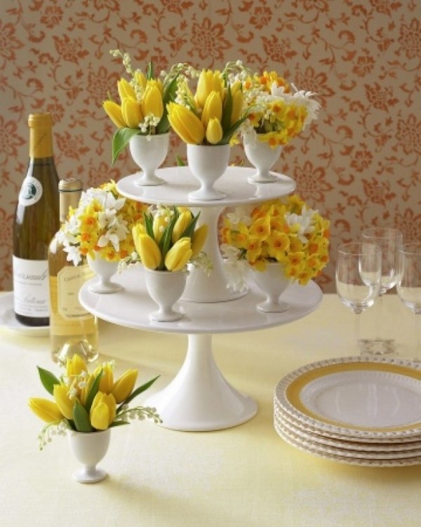 Påsk-dekoration-bord-idé-gör-själv-etagere äggkoppar gula tulpaner påskliljor