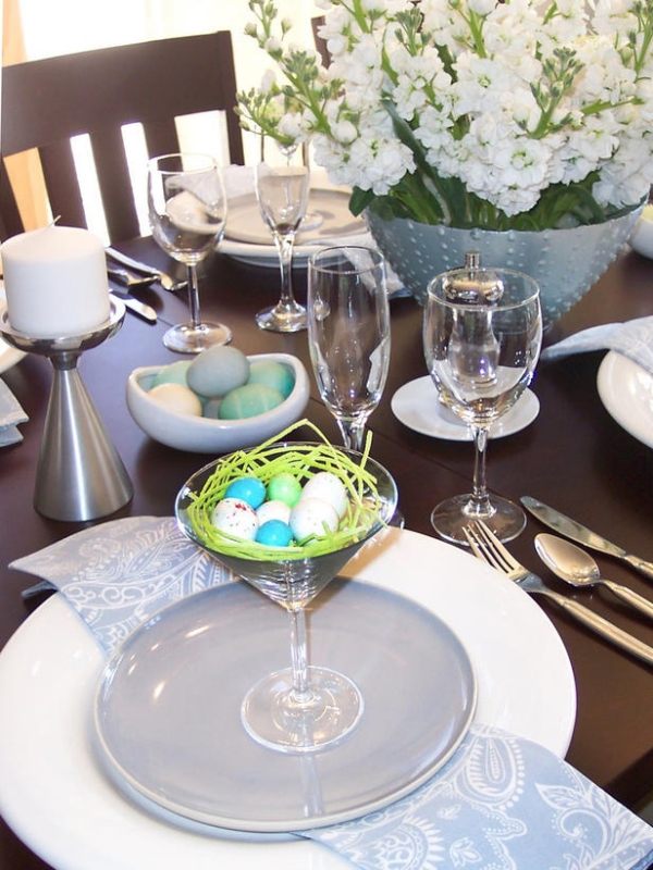 påsk dekoration idé bord hemlagad martini glas ägg godis