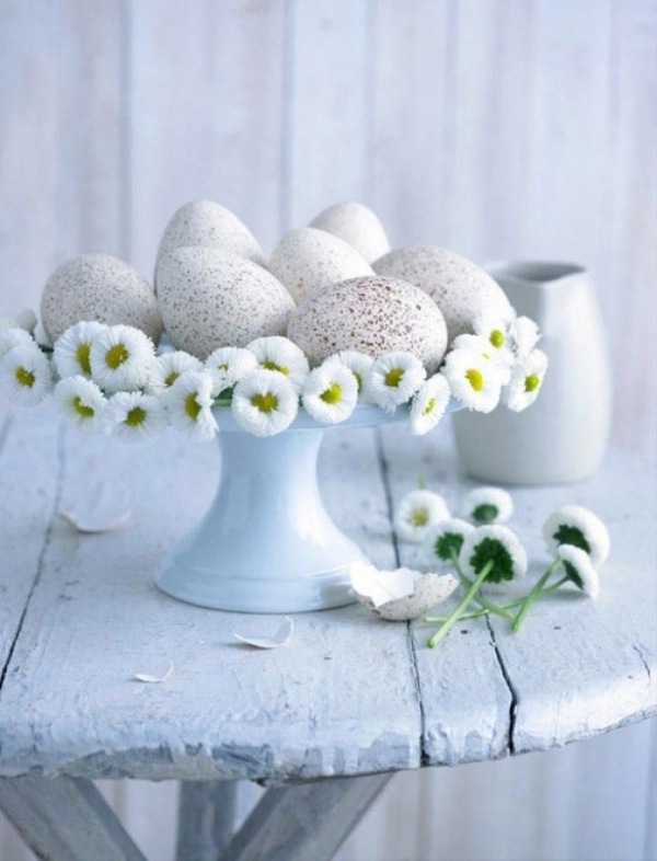 påsk dekoration idé bord ägg tårta stå vita blommor krans