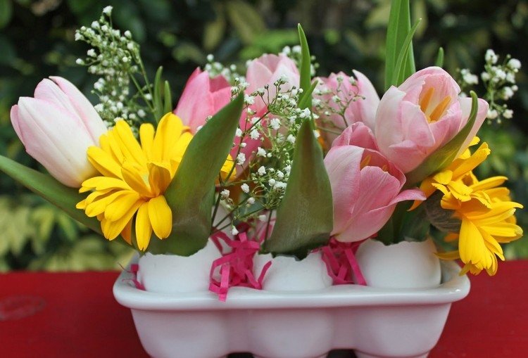 Påsk dekoration själv pyssla idéer-ägg-vaser-blommor