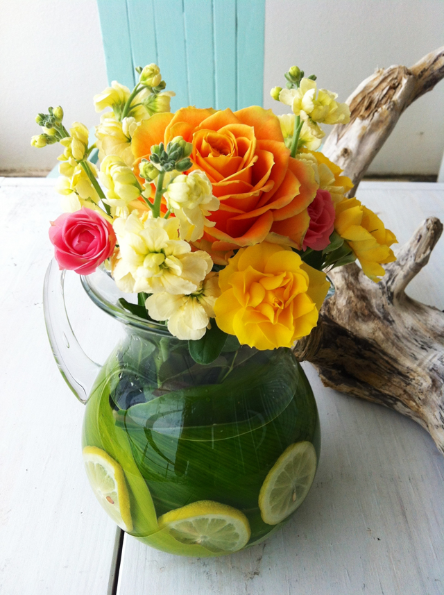 Påskdekoration gör dig själv idé blomsterarrangemang vas citronblad