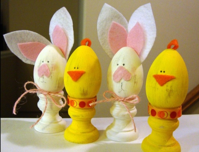 Påskdekoration med barn tinker träägg kycklingar kaniner dekorerar filt