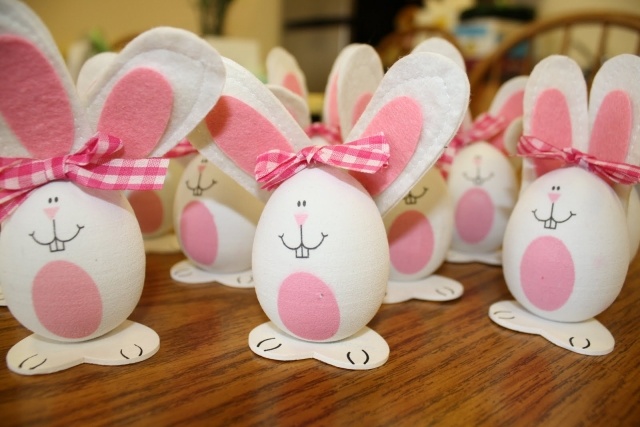 Påsk dekoration med barn tinker ägg kanin måla filt öron