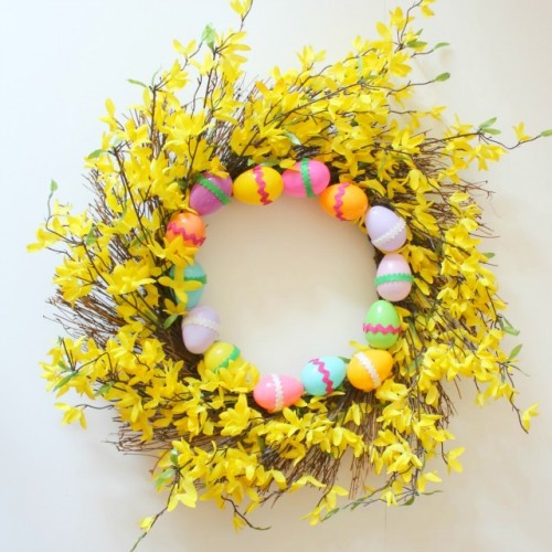 påsk dekoration påsk krans idéer plast ägg gula grenar blommor