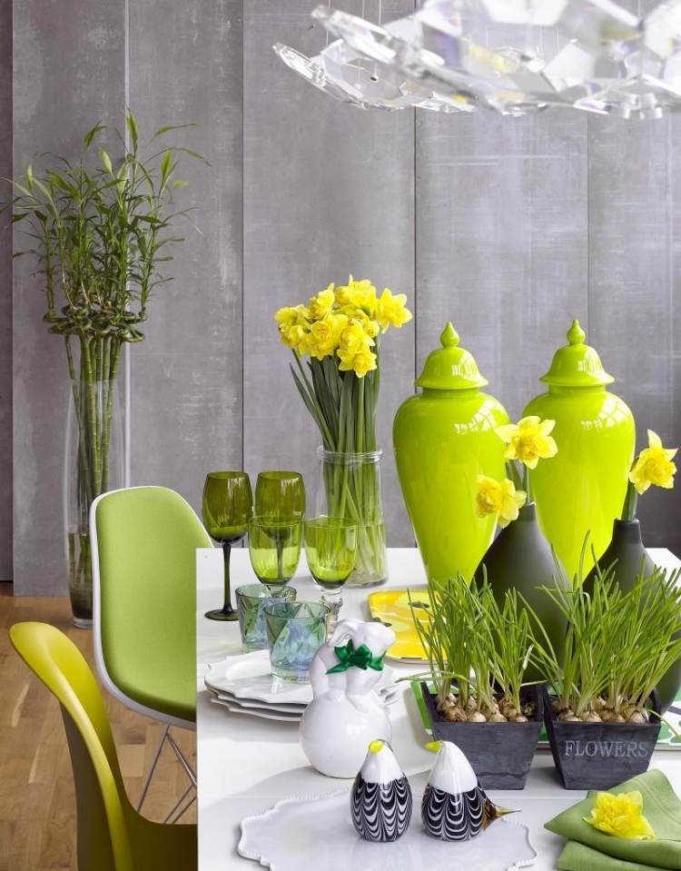 påskdekoration 2015 -bord-dekoration-narcissus-gröna-vaser-glasögon
