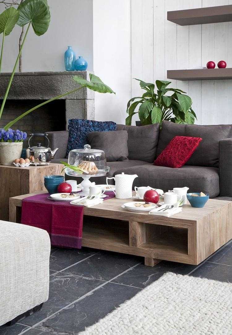 påsk-dekoration-2015-soffbord-dekorera-blå-vinröd-röd-vit-porslin-porslin-set