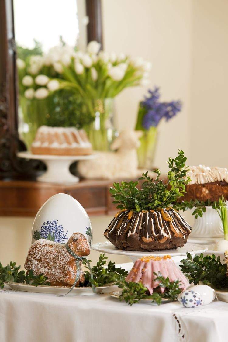 påsk-dekoration-2015-bord-låda-grenar-tårta-lamm