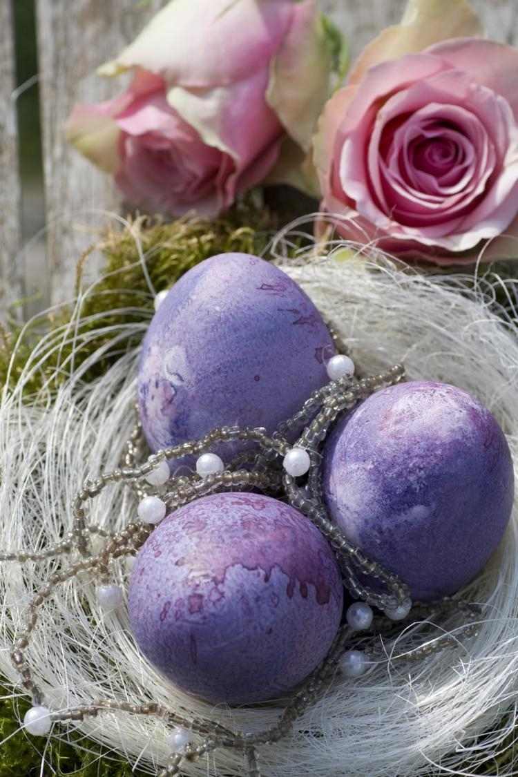 påsk-dekoration-2015-lila-målade-ägg-pärla-krans-bo-sisal