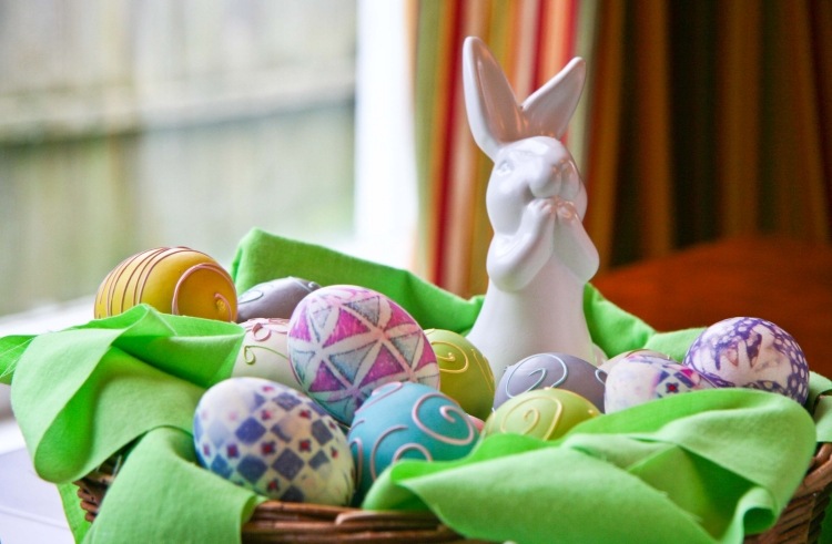 påsk-dekoration-2015-idéer-imitera-färgglada-ägg-kanin-korg-bord-dekoration