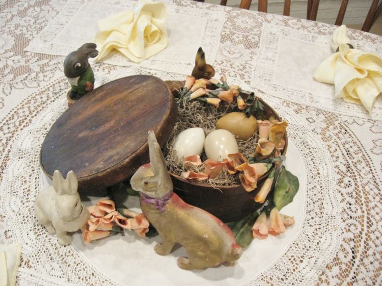 Nostalgisk-låda gjord av trä-kaniner och ägg