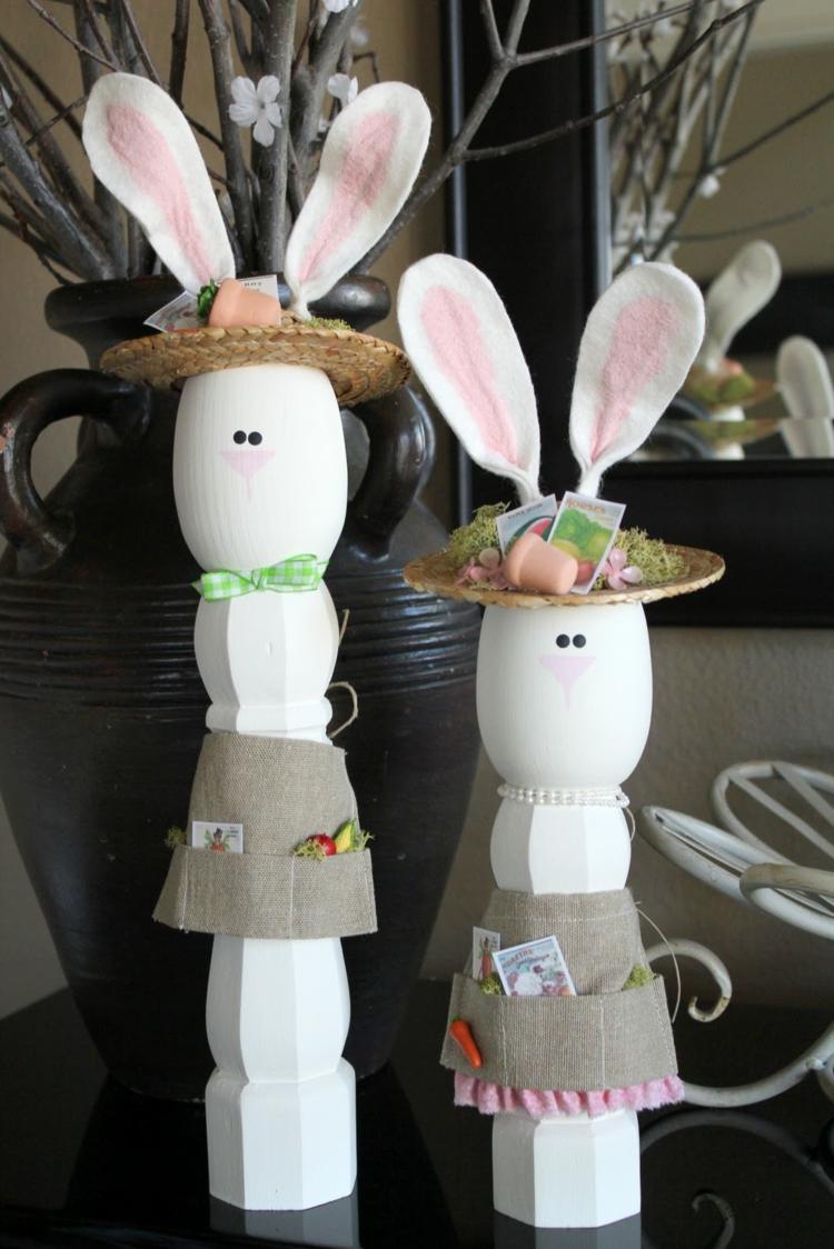 påsk-dekoration-gjord av trä-kaniner-tinker-öron-hatt-kjolar