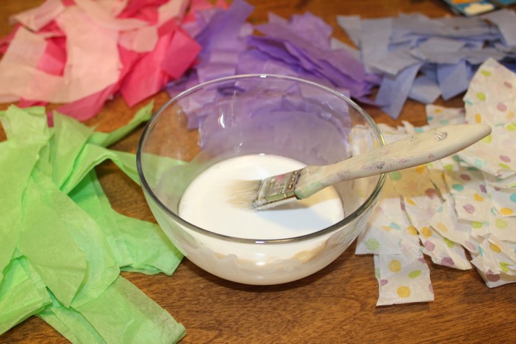 Påskägg-pyssla-med-barn-papper-mache-pasta-färgat-papper