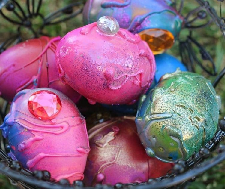 Dekorera ägg med strass och metallfärg