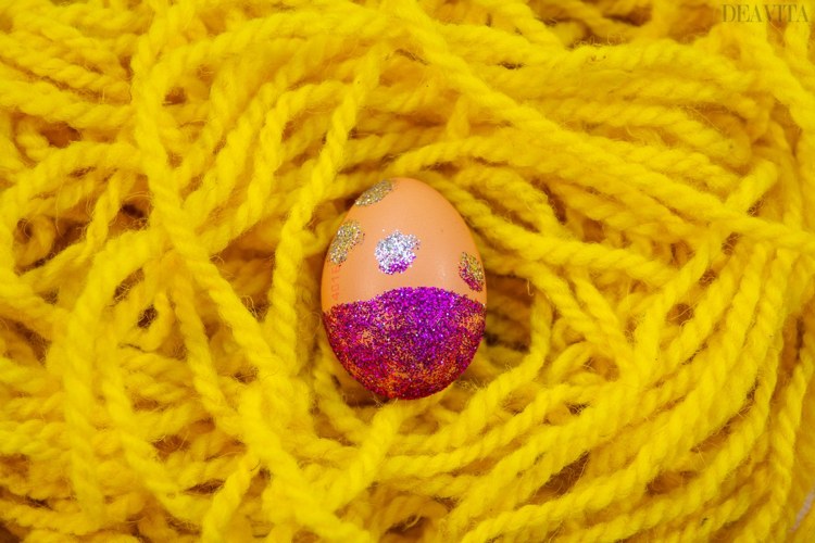 Hur man dekorerar ett påskägg med glitter och lim