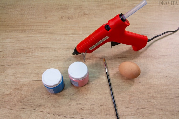 Dekorera ägg med het limpistol som krävs material