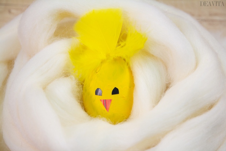 Påskägg målar som kycklingar dekorerade gula fjädrar