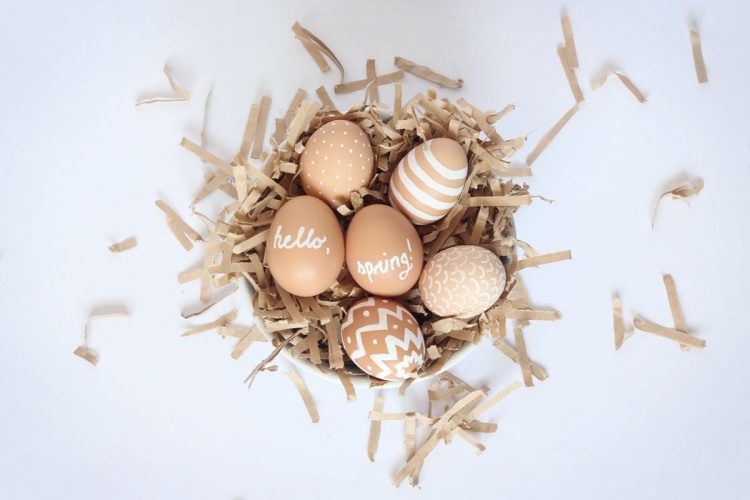 Dekorera påskägg-barn-minimalistisk-vit-naturlig-färg-dekorera