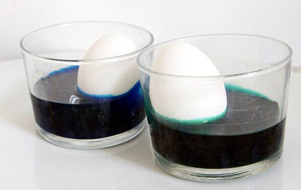 doppa ägg färg fortsätt hälla vatten