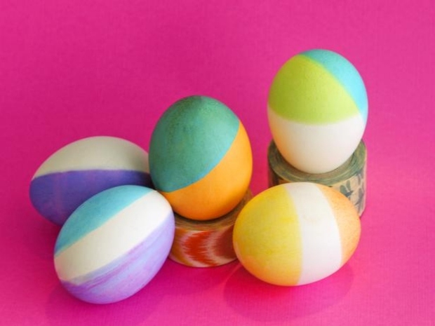 olika färger för att måla påskägg med barn