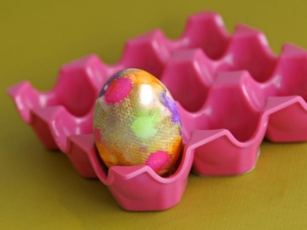 färgglada påskägg skivade på äggkartong