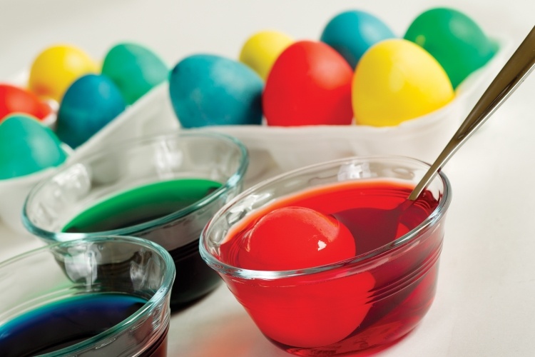 Påskägg-färger-pyssel-idéer-skal-ägg-kartong-vätska