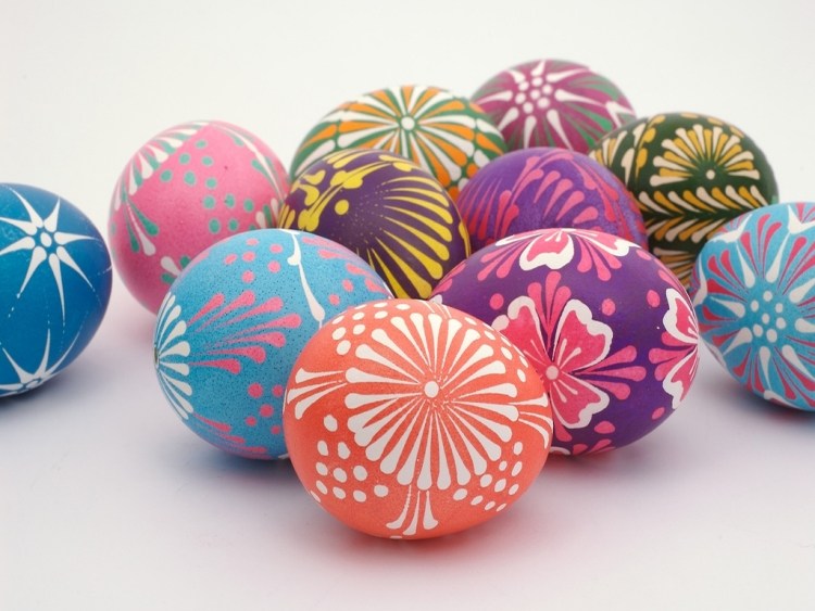 Påskägg-design-idéer-ägg-färgglada-måla-dekorera-ornament-konstnärligt