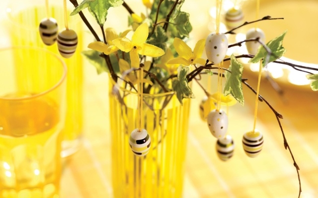 påskägg idéer dekoration gul glas vas forsythia blommor