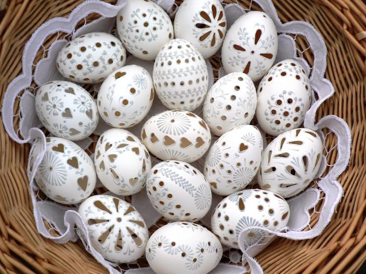 påskägg-gravera-vita-ägg-hål-mönster-silver-dekoration
