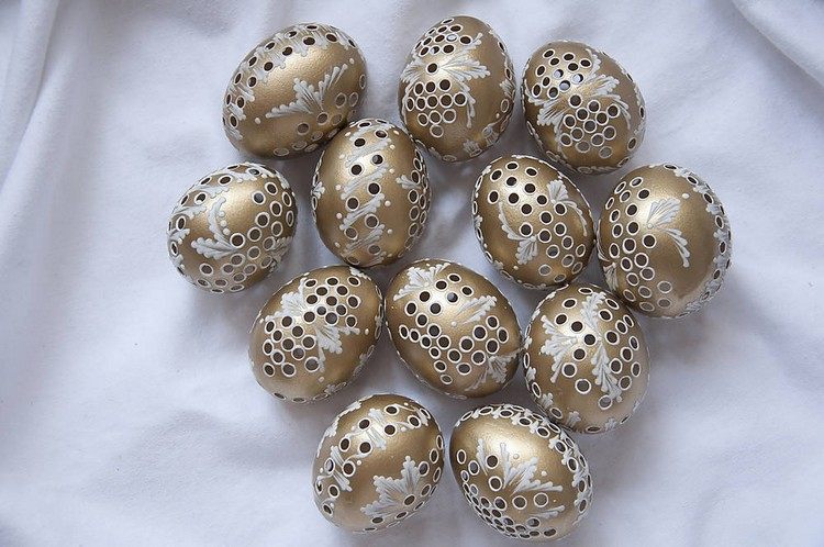 Påskägg-gravera-guld-ägg-hål-mönster-gör-själv