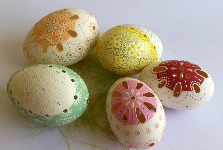 påskägg-gravera-färga-idéer-färgglada-ägg-påsk