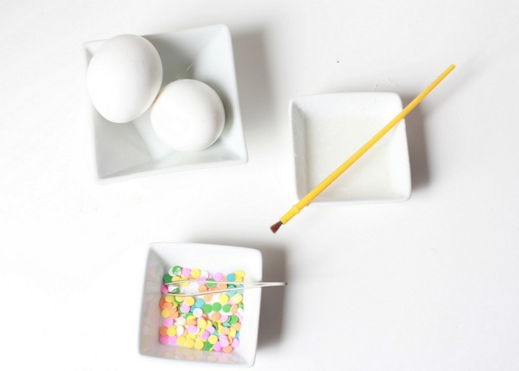 Gör hantverk med barn till påsk och dekorera ägg med ätbara konfetti