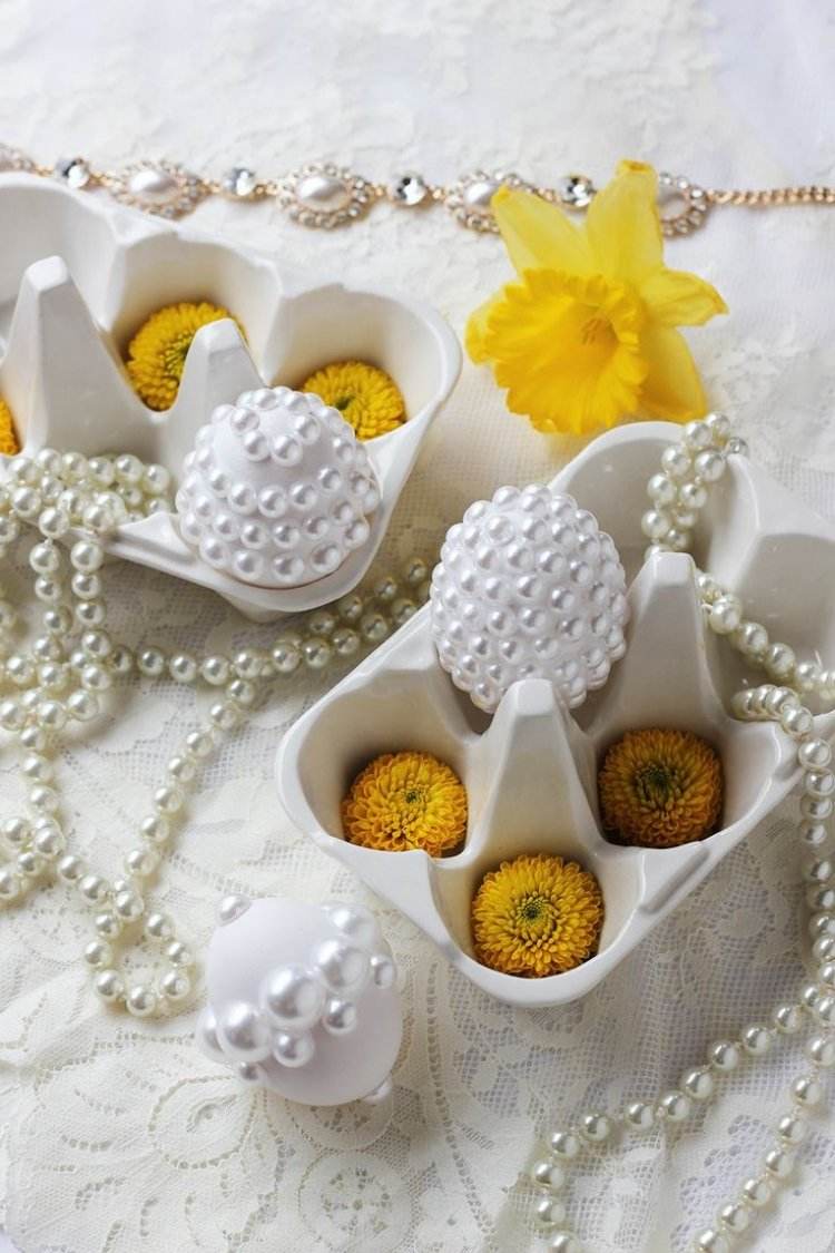 Påskägg-pärla-dekorera-instruktioner-gul-vita-vårblommor