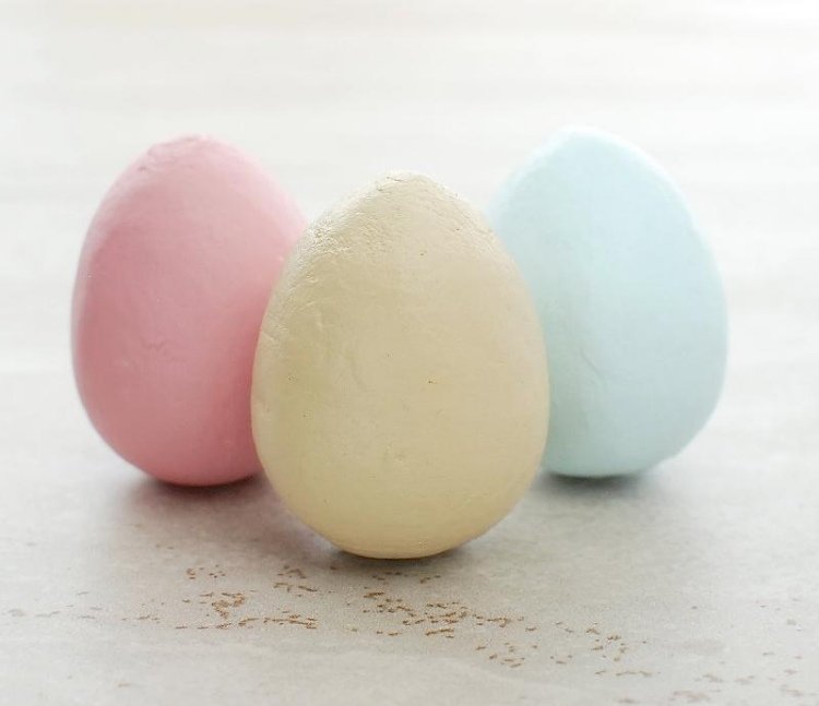 påskägg-pärla-dekorera-instruktioner-frigolit-pastell-färger-ljus-rosa-gul