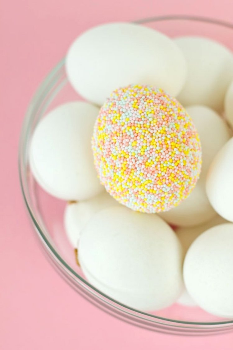 Påskägg-pärla-dekorera-instruktioner-kuegelchen-vit-rosa-gul-liten-dekorera-klibba