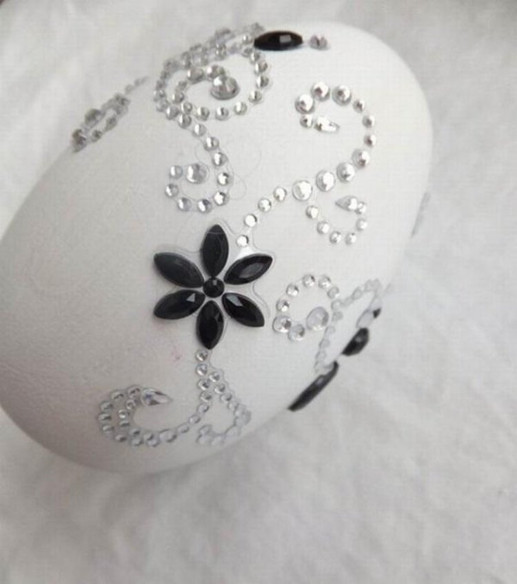 påsk-ägg-pärla-dekorera-instruktioner-självhäftande-blomma-ornament-svart-vitt