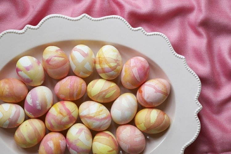 Påskägg, målade med akvareller, varmfärgad tallrik-marmor-look