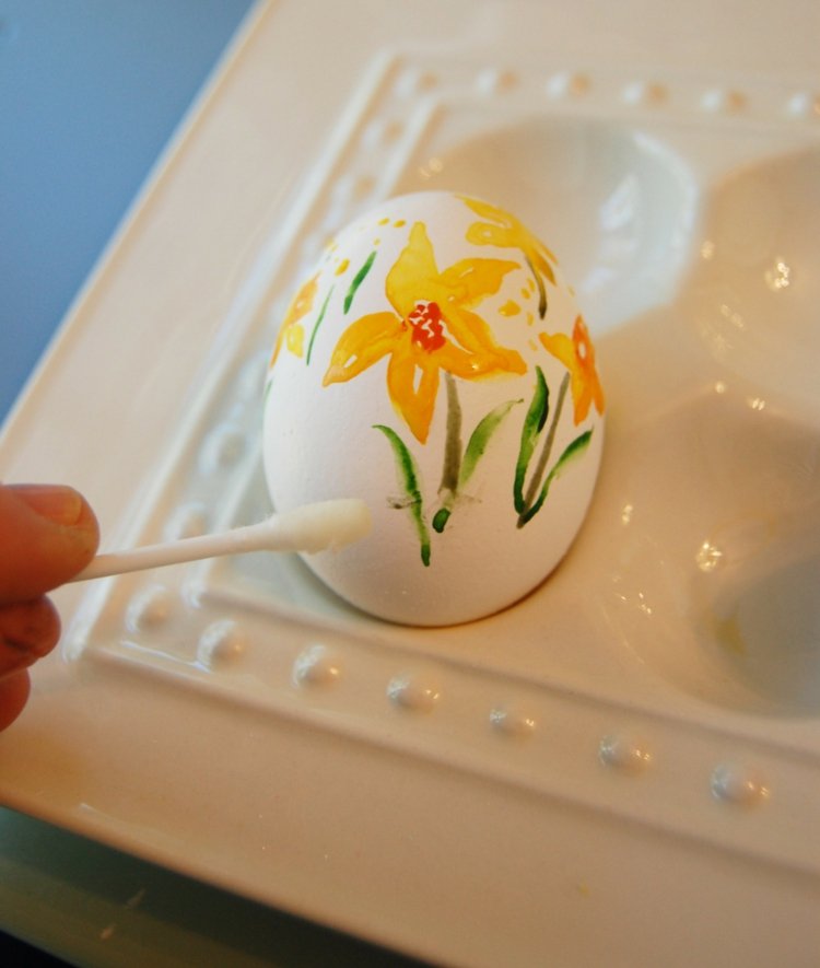 påskägg-akvarell-målning-gul-vår-blomma-påskklockor