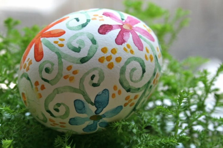 Påskägg-akvarell-målning-utsmyckade-blommor-rosa-orange-blå